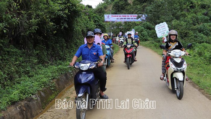 Cán bộ, hội viên phụ nữ, đoàn viên, thanh niên và nhân dân tham gia diễu hành tuyên truyền trên các tuyến đường chính của phường.