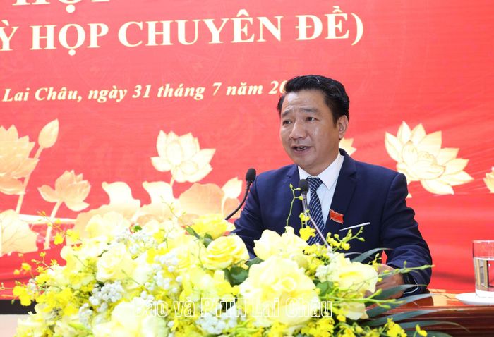 Đồng chí Lý Công Hậu - Phó Chủ tịch HĐND tỉnh điều hành nội dung thảo luận và biểu quyết thông qua các nghị quyết trình tại kỳ họp.
