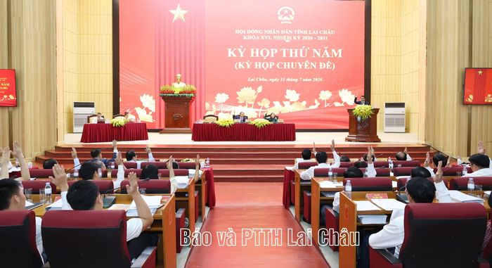 Đại biểu biểu quyết thông qua các nghị quyết trình tại kỳ họp.