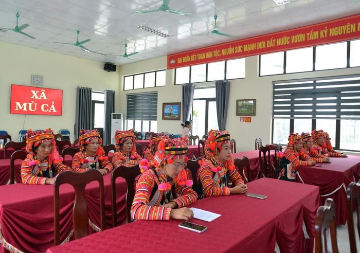 Các thành viên Câu lạc bộ bảo tồn hát dân ca dân tộc Hà Nhì tham gia sinh hoạt.