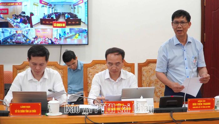 Lãnh đạo Sở Y tế cáo cáo tóm tắt kết quả khám sức khỏe định kỳ miễn phí cho người dân.
