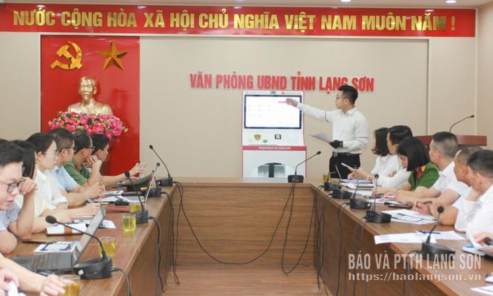 Cán bộ, công chức Trung tâm phục vụ hành chính công các xã, phường thí điểm mô hình tham gia tập huấn sử dụng "Trạm dịch vụ công số" 
