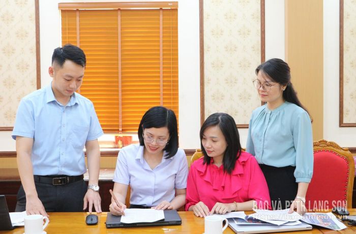 Cán bộ Ban Tuyên giáo và Dân vận Tỉnh ủy trao đổi chuyên môn nghiệp vụ