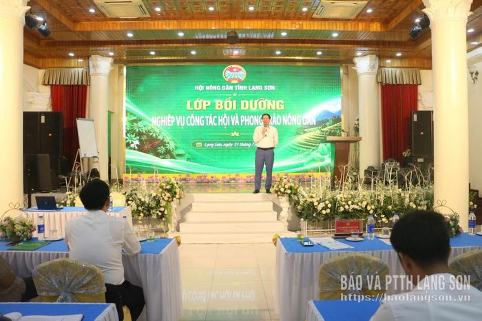 Giảng viên truyền đạt chuyên đề liên quan đến nghiệp vụ công tác hội và phong trào nông dân tại lớp bồi dưỡng