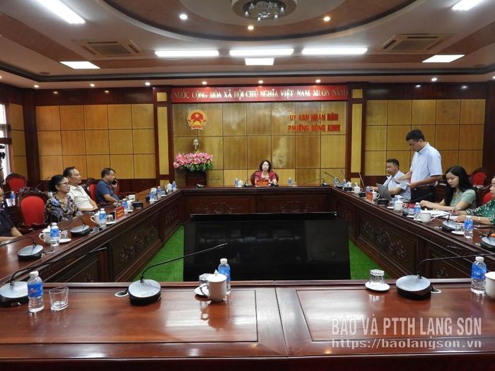 Đại diện lãnh đạo UBND phường Đông Kinh, các đơn vị tài trợ tham gia buổi trao kinh phí