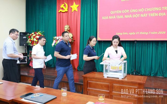 Cán bộ, viên chức, người lao động Báo và PTTH Lạng Sơn ủng hộ chương trình xóa nhà tạm, nhà dột nát và xây dựng Nhà bia