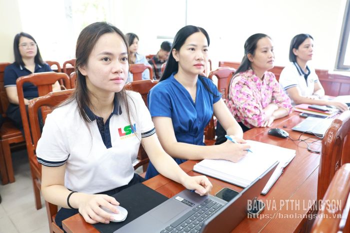 Các đại biểu dự hội nghị tại điểm cầu Báo và PTTH Lạng Sơn