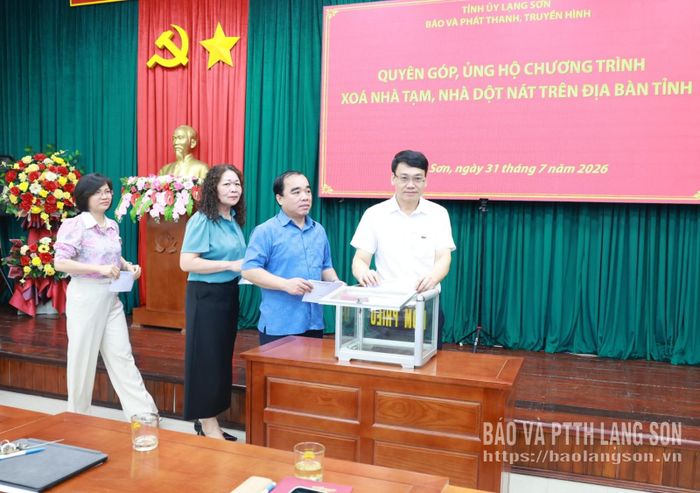 Các đồng chí lãnh đạo Báo và PTTH Lạng Sơn ủng hộ chương trình xóa nhà tạm, nhà dột nát và xây dựng Nhà bia