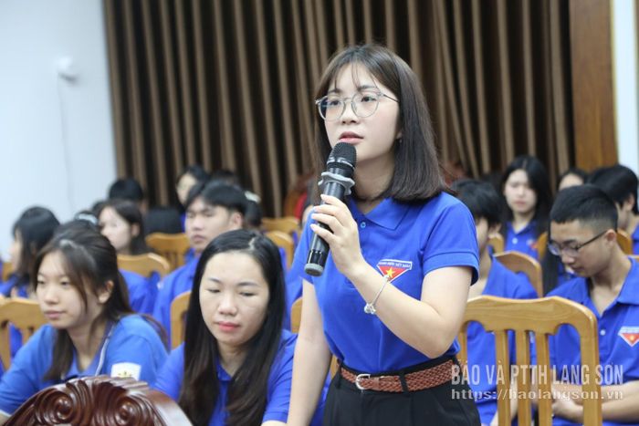 Đoàn viên thanh niên trao đổi, đề xuất kiến nghị tại hội nghị đối thoại