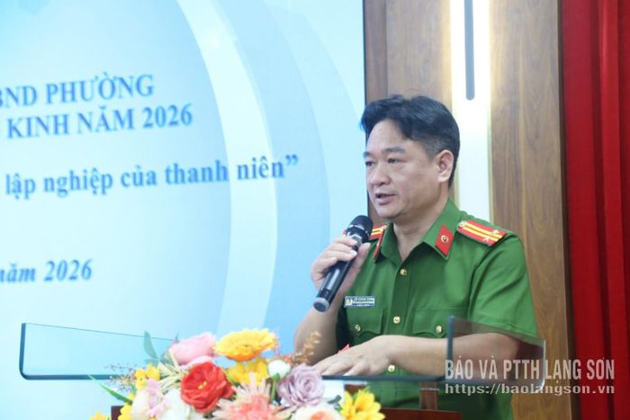 Đại diện Công an phường phát biểu trao đổi, giải đáp các ý kiến trong thẩm quyền tại hội nghị đối thoại