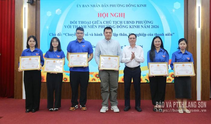 Chủ tịch UBND phường Đông Kinh tặng giấy khen cho các cá nhân có thành tích xuất sắc