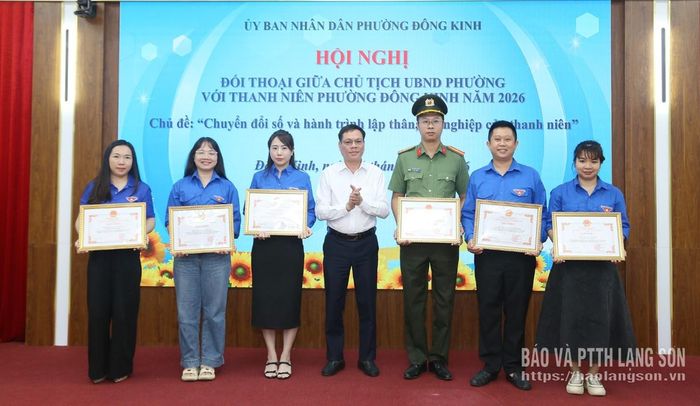 Chủ tịch UBND phường Đông Kinh tặng giấy khen cho các tập thể xuất sắc