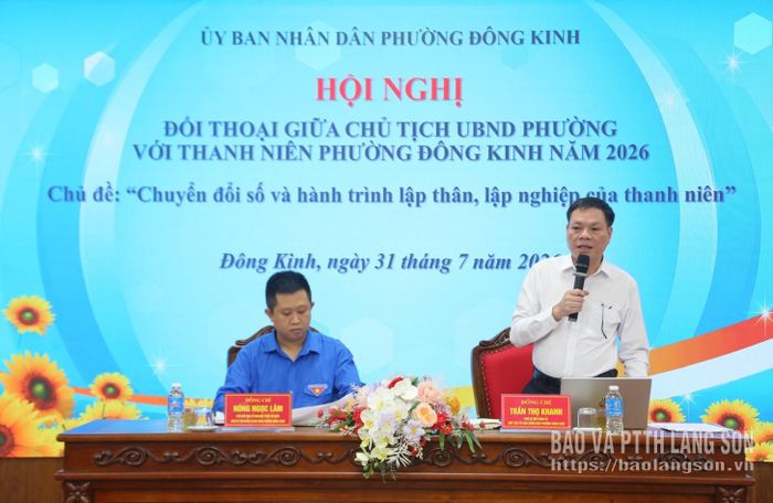 Chủ tịch UBND phường Đông Kinh trao đổi tại hội nghị đối thoại