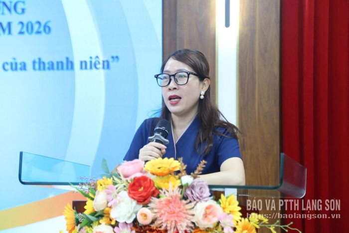 Đại diện Phòng Văn hóa phường phát biểu trao đổi, giải đáp các ý kiến trong thẩm quyền tại hội nghị