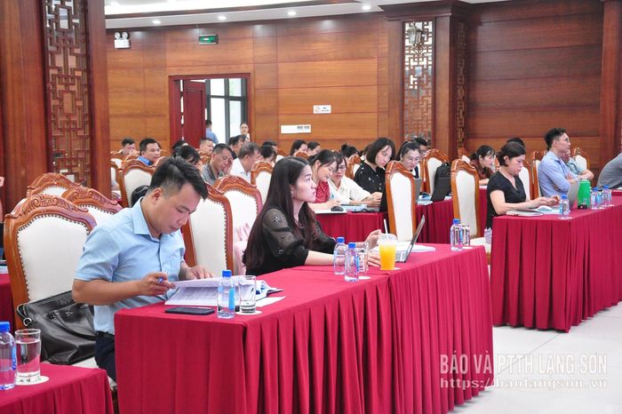Các đại biểu dự lớp bồi dưỡng, cập nhật kiến thức lĩnh vực đất đai