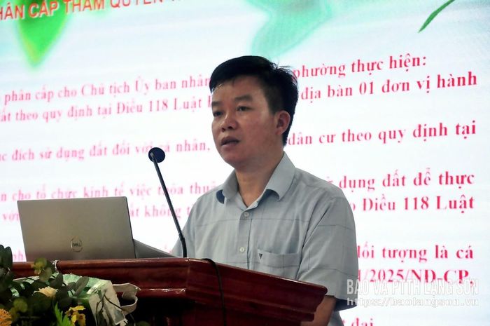 Báo cáo viên Sở Nông nghiệp và Môi trường phổ biến các quy định mới về lĩnh vực đất đai