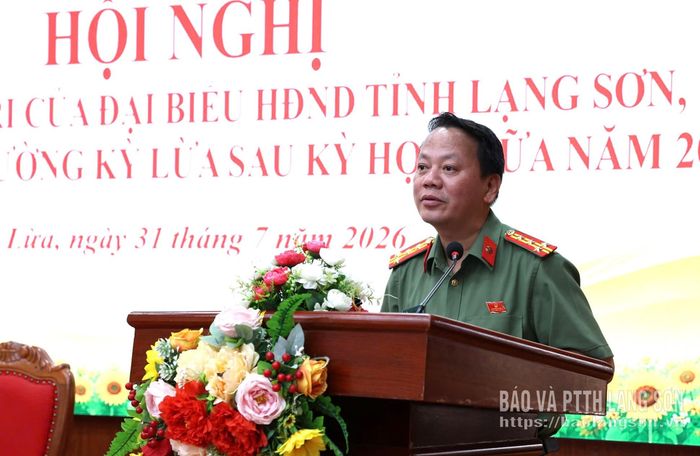 Phó Giám đốc Công an tỉnh, thành viên Tổ đại biểu số 2 HĐND tỉnh trình bày báo cáo tóm tắt kết quả kỳ họp thứ tư HĐND tỉnh khóa XVIII
