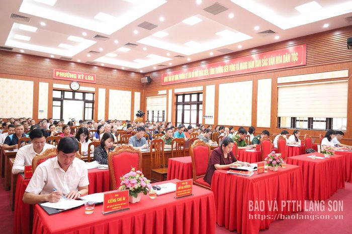 Các đại biểu, cử tri dự hội nghị