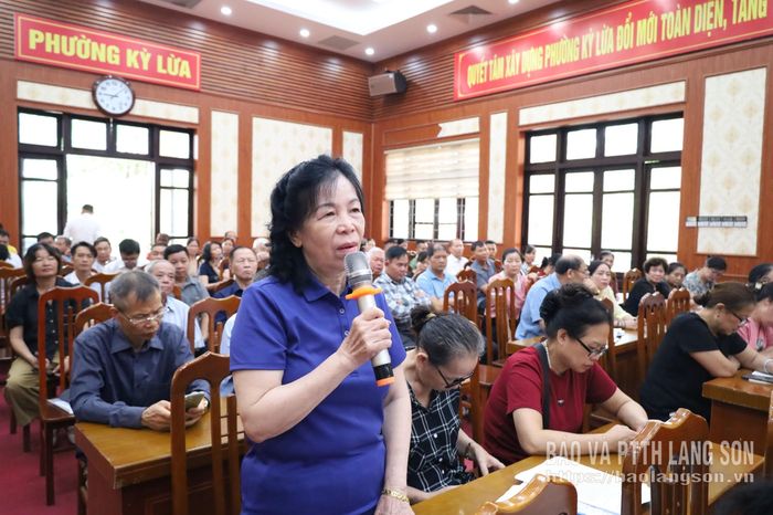 Cử tri phường Kỳ Lừa phát biểu ý kiến tại hội nghị