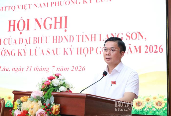 Đồng chí Đinh Hữu Học, Ủy viên Ban Thường vụ Tỉnh ủy, Phó Chủ tịch Thường trực UBND tỉnh, thành viên Tổ đại biểu số 2 HĐND tỉnh phát biểu tại hội nghị
