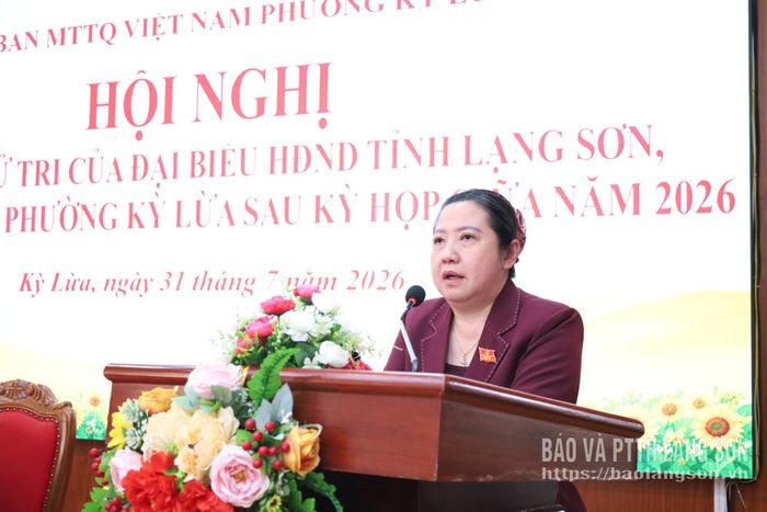 Lãnh đạo UBND phường Kỳ Lừa trao đổi, thông tin một số nội dung cử tri quan tâm