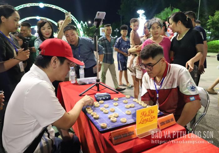 Các kỳ thủ tham gia Kỳ đài Lạng Sơn tại Không gian Văn hóa đường Hùng Vương