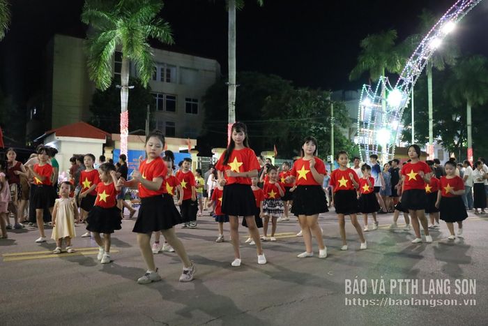 Thiếu niên, thiếu nhi biểu diễn dân vũ tại Không gian Văn hóa đường Hùng Vương