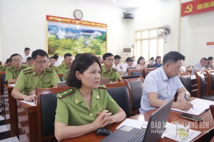 Các đại biểu nghe một số nội dung về DDCI, PCI liên quan đến lĩnh vực nông nghiệp và môi trường