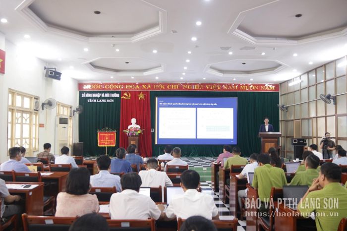 Báo cáo viên đến từ VCCI truyền đạt một số nội dung tại hội nghị