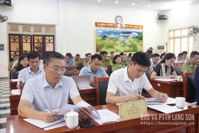 Các đại biểu nghiên cứu tài liệu hội nghị