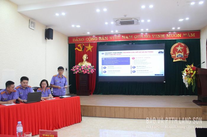 Đội thi của Viện Kiểm sát nhân dân khu vực 3 tham gia phần thi thuyết trình 
