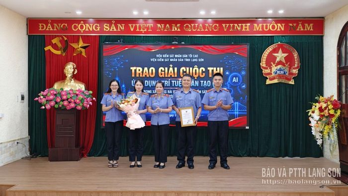 Ban Tổ chức trao giải nhất cho đội thi của Viện Kiểm sát nhân dân khu vực 2