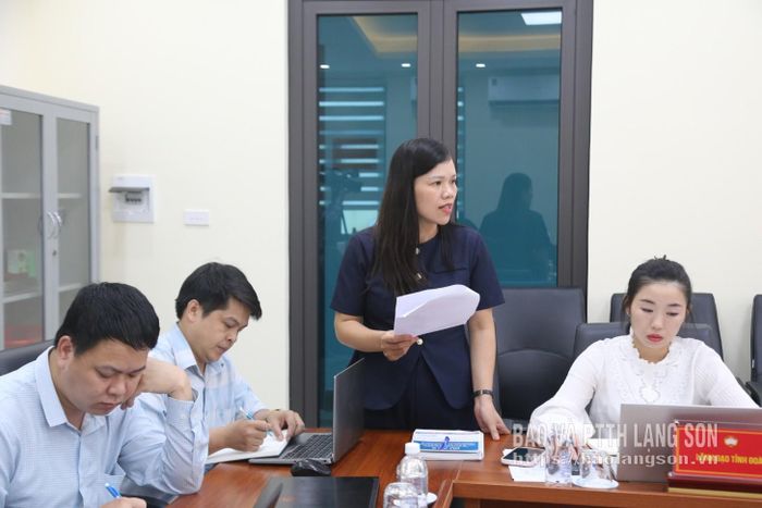 Đại diện Ban Công tác phụ nữ báo cáo tại cuộc họp