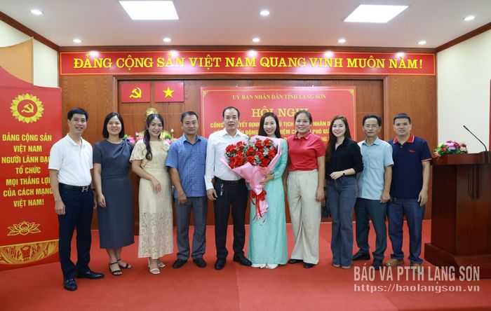 Lãnh đạo và đại diện các phòng chuyên môn Trung tâm Xúc tiến Đầu tư, Thương mại và Du lịch tỉnh tặng hoa chúc mừng tân Phó Giám đốc Sở VHTT&DL