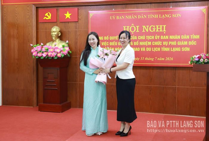 Lãnh đạo Sở VHTT&DL tặng hoa chúc mừng đồng chí Trần Thị Bích Hạnh