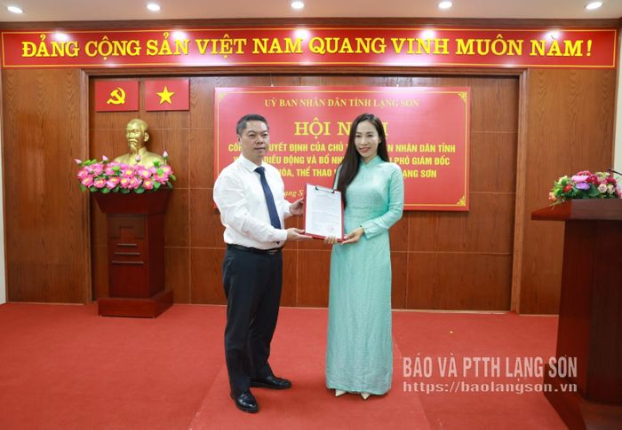 Đồng chí Đoàn Thanh Sơn, Phó Chủ tịch UBND tỉnh trao Quyết định điều động và bổ nhiệm chức vụ Phó Giám đốc Sở VHTT&DL cho đồng chí Trần Thị Bích Hạnh