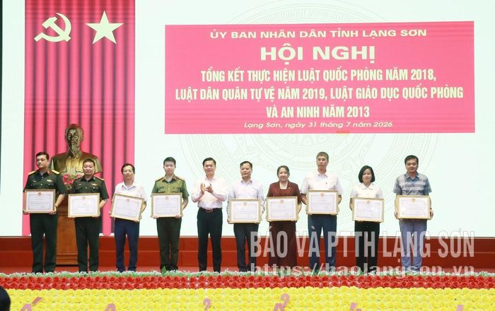 Lãnh đạo UBND tỉnh trao bằng khen cho các tập thể xuất sắc