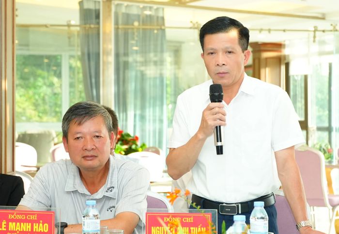 Các đại biểu thảo luận tại hội nghị.