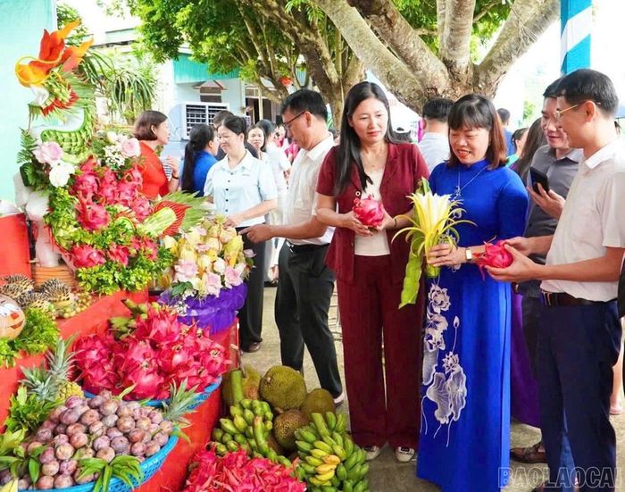 Lãnh đạo Ban Tuyên giáo và Dân vận Tỉnh ủy Lào Cai và các địa phương tham quan các gian hàng trưng bày, giới thiệu sản phẩm tại Lễ hội "Hoa trái bốn mùa".