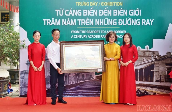 Tổng Công ty Đường sắt Việt Nam tặng quà ngành văn hóa Lào Cai.