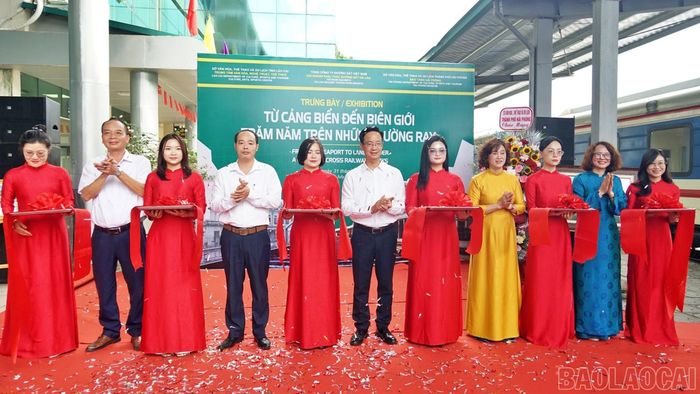 Các đại biểu thực hiện nghi thức cắt băng khai trương gian trưng bày chuyên đề “Từ cảng biển đến biên giới - Trăm năm trên những đường ray”.