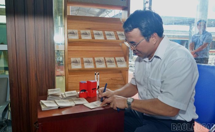 Đại biểu trải nghiệm làm "Hộ chiếu di sản".