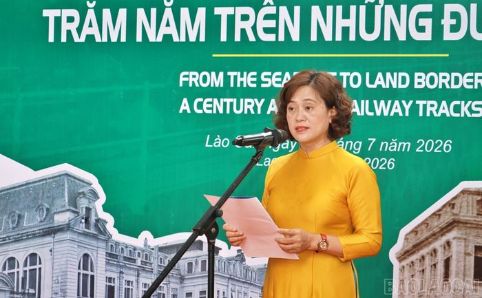 Bà Dương Thị Mơ - Phó Chủ tịch Công đoàn Đường sắt Việt Nam phát biểu tại buổi lễ.
