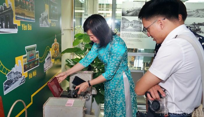 Các đại biểu tham quan gian trưng bày hiện vật tại sảnh Ga Lào Cai.