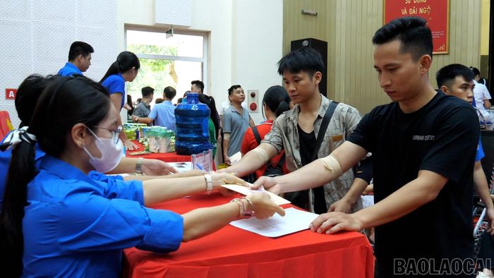 Đông đảo cán bộ ngành y tế xếp hàng đăng ký tham gia hiến máu trong ngày hội “Giọt máu Blouse trắng - Kết nối yêu thương”.