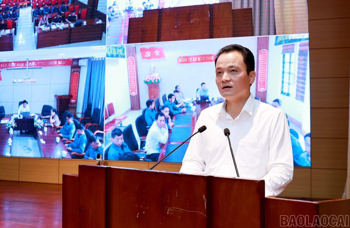 Đồng chí Giàng Quốc Hưng - Ủy viên Ban Thường vụ Tỉnh ủy, Phó Chủ tịch UBND tỉnh phát biểu tại hội nghị.