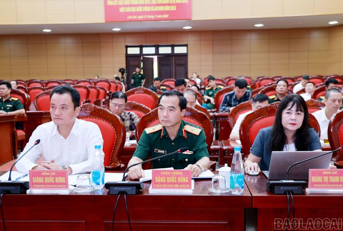 Đại biểu lãnh đạo tỉnh và lực lượng vũ trang tham gia hội nghị.