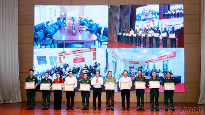 Có 10 tập thể và 20 cá nhân đã được nhận Bằng khen của Chủ tịch UBND tỉnh tại hội nghị.