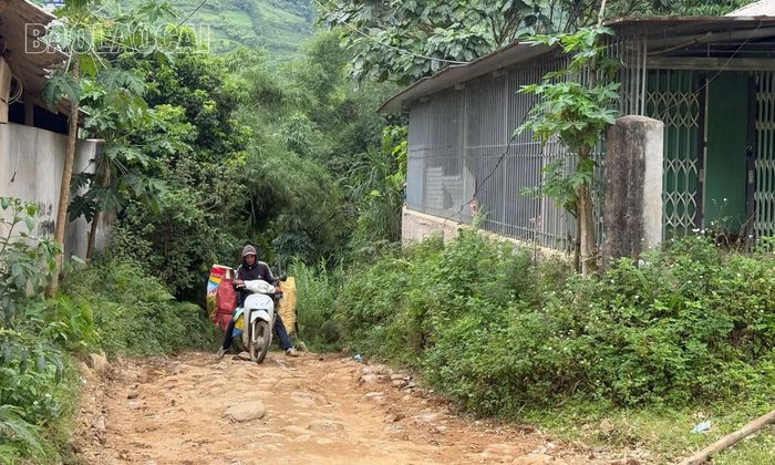  Cấp ủy, chính quyền và Nhân dân xã Nậm Chày mong muốn các tuyến đường thi công dang dở trên địa bàn xã sớm thi công trở lại. 