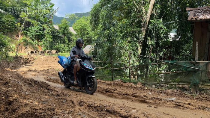 Tuyến đường chậm tiến độ, thi công dang dở là lực cản lớn đối với sự phát triển kinh tế - xã hội của xã Nậm Chày.